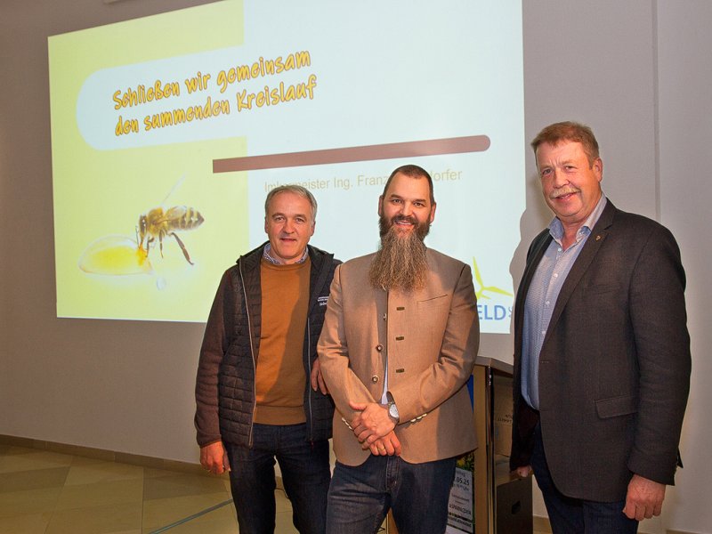 Station der Vortrags-Tour Ein summender Kreislauf in Wilfersdorf mit Bürgermeister (rechts) und Bauernkammerobmann (links)