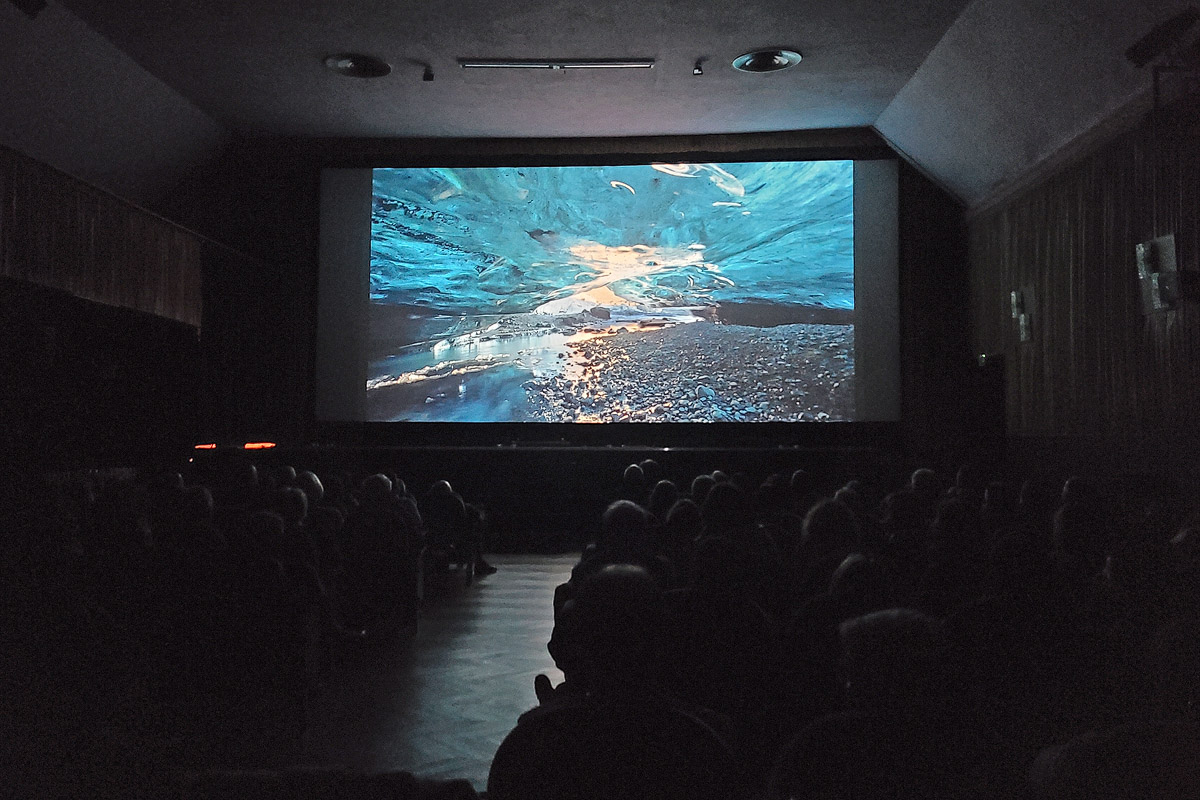 Eisiger Film Melt mit Windkraft Simonsfeld, Leinwand im dunklen Kinosaal