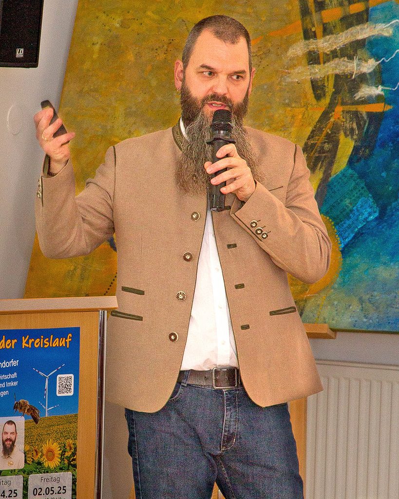 Person mit Mikrofon und Presenter bei Vortragstätigkeit